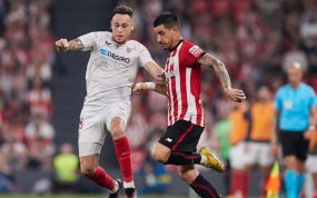 Yuri Berchiche, en una acción contra el Sevilla.