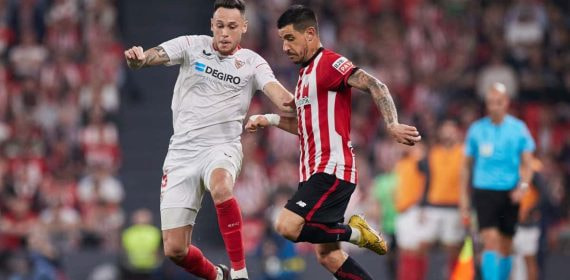 Yuri Berchiche, en una acción contra el Sevilla.