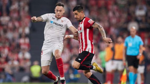 Yuri Berchiche, en una acción contra el Sevilla.