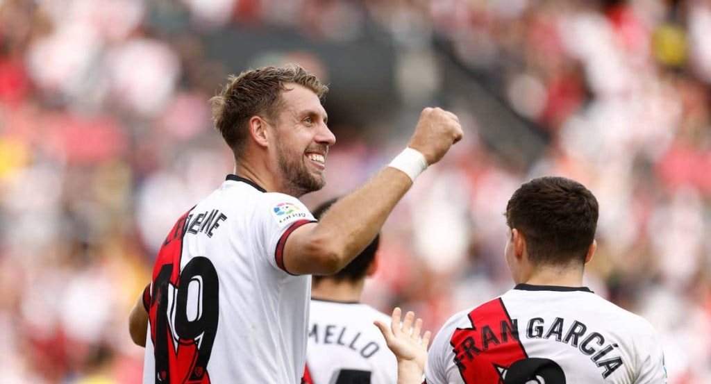 Florian Lejeune durante un partido del Rayo Vallecano con el Cádiz la pasada temporada.