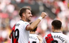 Florian Lejeune durante un partido del Rayo Vallecano con el Cádiz la pasada temporada.
