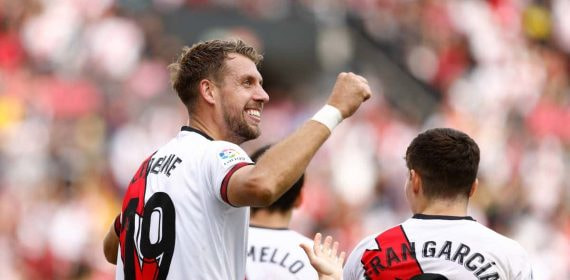 Florian Lejeune durante un partido del Rayo Vallecano con el Cádiz la pasada temporada.