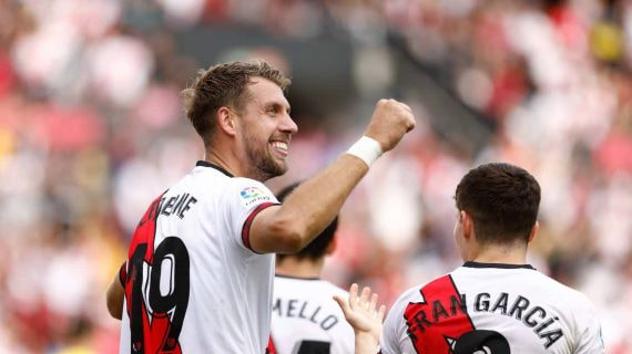 Florian Lejeune durante un partido del Rayo Vallecano con el Cádiz la pasada temporada.