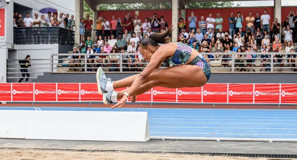 Triple salto, una de las disciplinas del atletismo de campo.