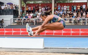 Triple salto, una de las disciplinas del atletismo de campo.