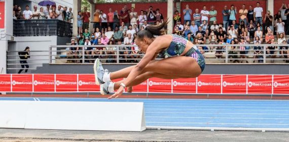 Triple salto, una de las disciplinas del atletismo de campo.
