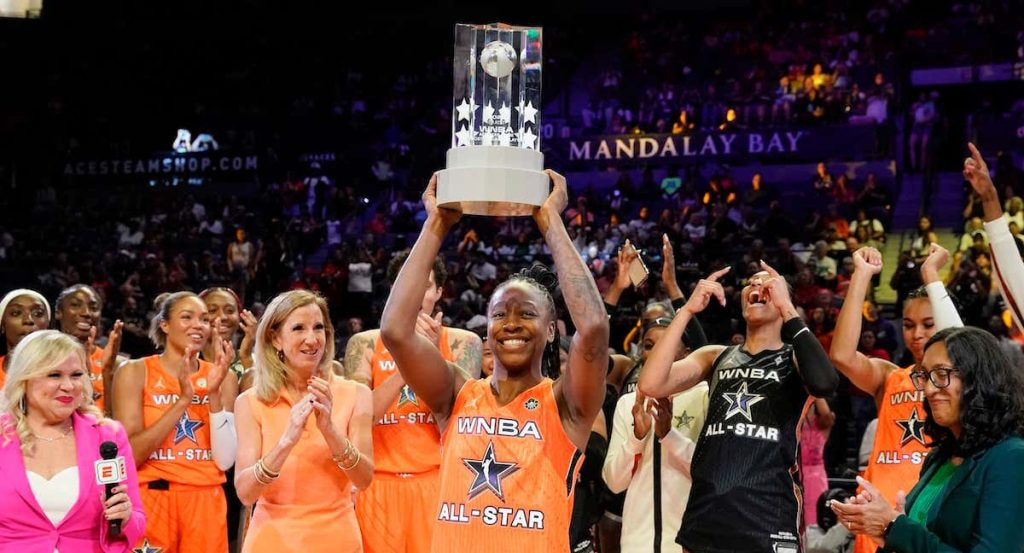 Jewell Loyd levanta el trofeo de MVP del All-Star de la WNBA.