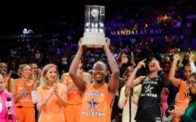 Jewell Loyd levanta el trofeo de MVP del All-Star de la WNBA.