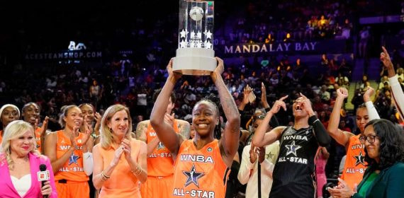 Jewell Loyd levanta el trofeo de MVP del All-Star de la WNBA.