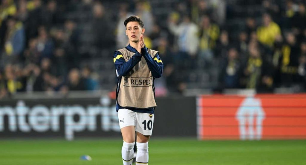 Arda Güler en el calentamiento previo a un partido contra el Sevila.
