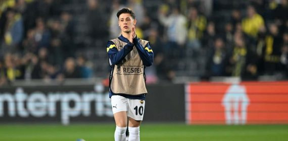 Arda Güler en el calentamiento previo a un partido contra el Sevila.