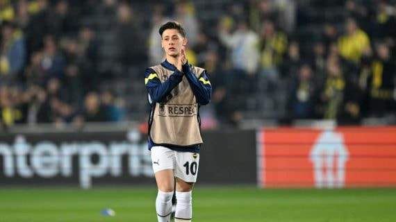 Arda Güler en el calentamiento previo a un partido contra el Sevila.