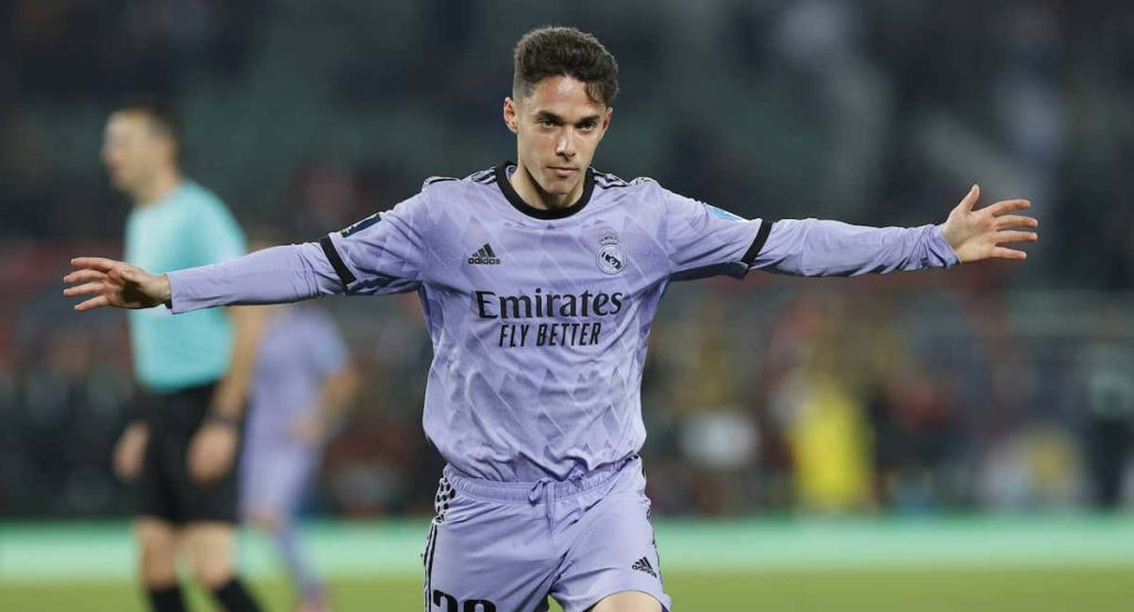 Sergio Arribas celebra un gol con el primer equipo del Real Madrid.