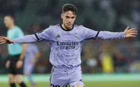 Sergio Arribas celebra un gol con el primer equipo del Real Madrid.