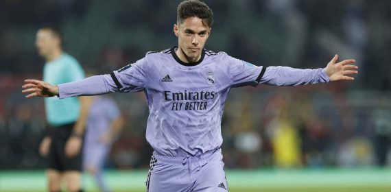 Sergio Arribas celebra un gol con el primer equipo del Real Madrid.