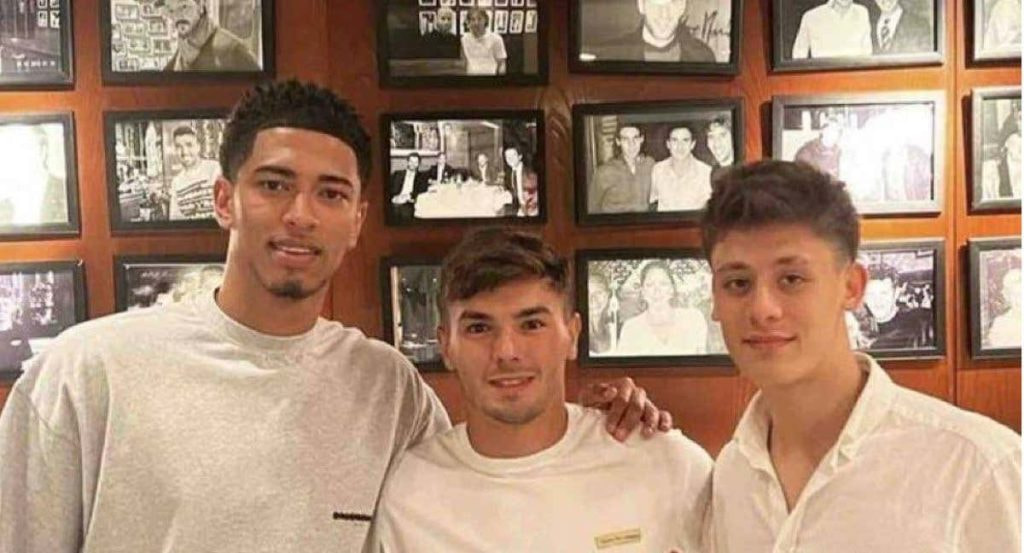 Bellingham, Brahim y Arda Güler, en un restaurante.