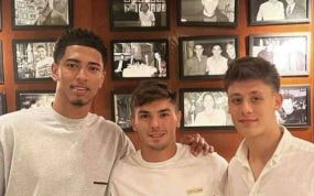 Bellingham, Brahim y Arda Güler, en un restaurante.
