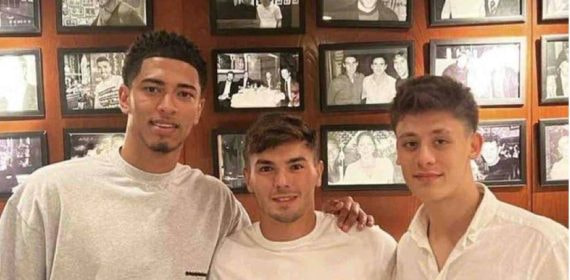 Bellingham, Brahim y Arda Güler, en un restaurante.