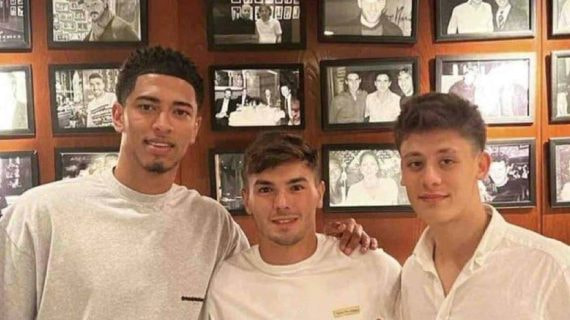 Bellingham, Brahim y Arda Güler, en un restaurante.