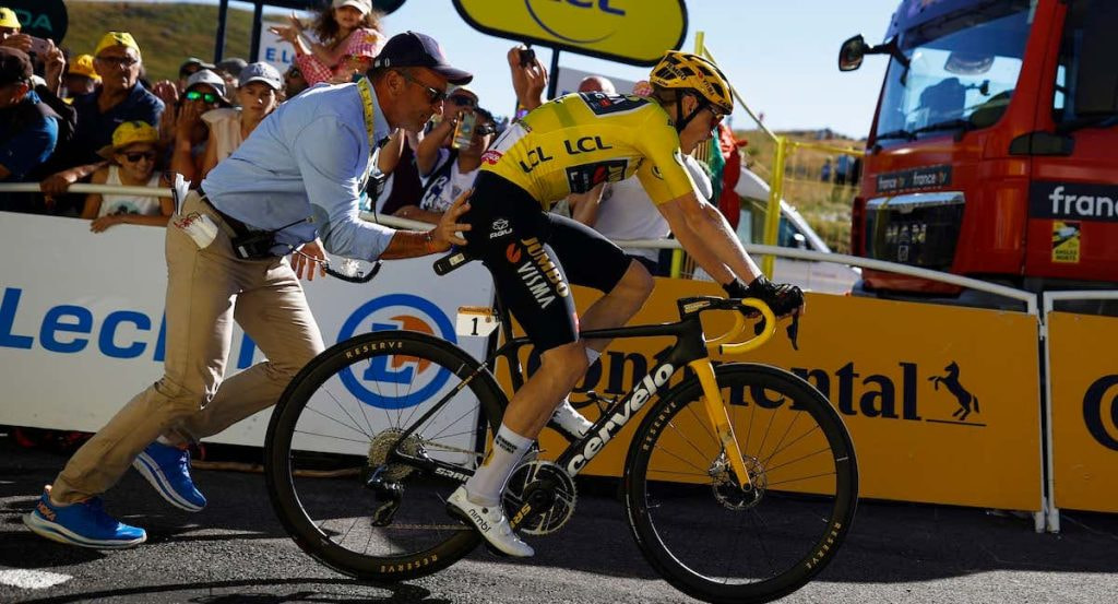 Jona Vingegaard es ayudado durante una etapa del Tour.