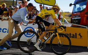 Jona Vingegaard es ayudado durante una etapa del Tour.