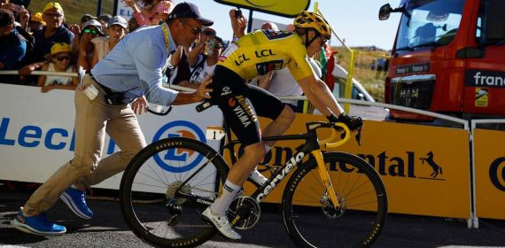 Jona Vingegaard es ayudado durante una etapa del Tour.