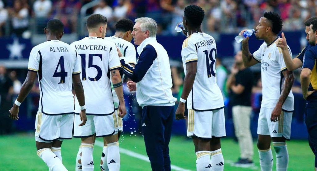 Carlo Ancelotti da instrucciones a sus jugadores en el amistoso ante el Barça.