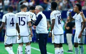 Carlo Ancelotti da instrucciones a sus jugadores en el amistoso ante el Barça.
