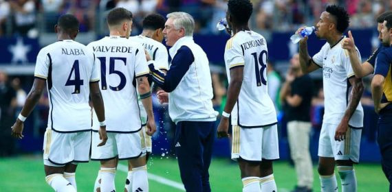 Carlo Ancelotti da instrucciones a sus jugadores en el amistoso ante el Barça.