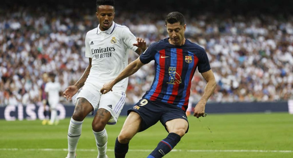 Militao y Lewandowski en un Clásico de la temporada pasada.