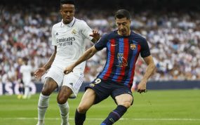 Militao y Lewandowski en un Clásico de la temporada pasada.
