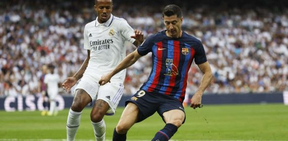 Militao y Lewandowski en un Clásico de la temporada pasada.
