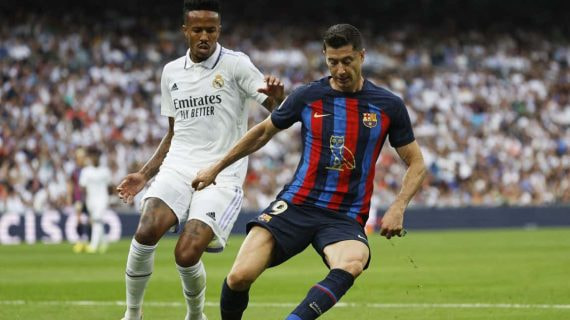 Militao y Lewandowski en un Clásico de la temporada pasada.