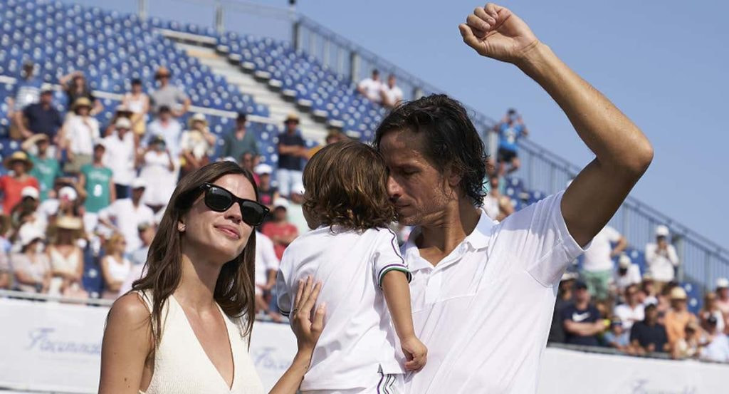 Feliciano López, con su mujer y su hijo, en el centro de la pista central del Mallorca Country Club, el día de su retirada.