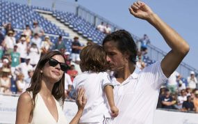 Feliciano López, con su mujer y su hijo, en el centro de la pista central del Mallorca Country Club, el día de su retirada.