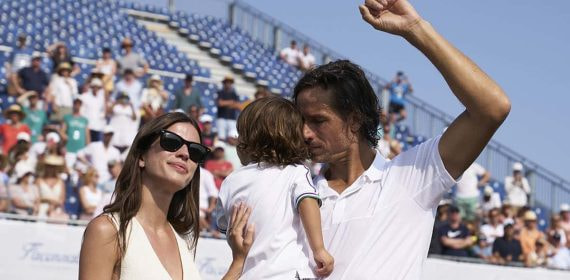 Feliciano López, con su mujer y su hijo, en el centro de la pista central del Mallorca Country Club, el día de su retirada.