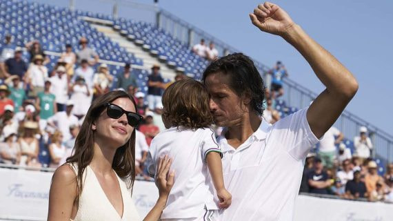 Feliciano López, con su mujer y su hijo, en el centro de la pista central del Mallorca Country Club, el día de su retirada.