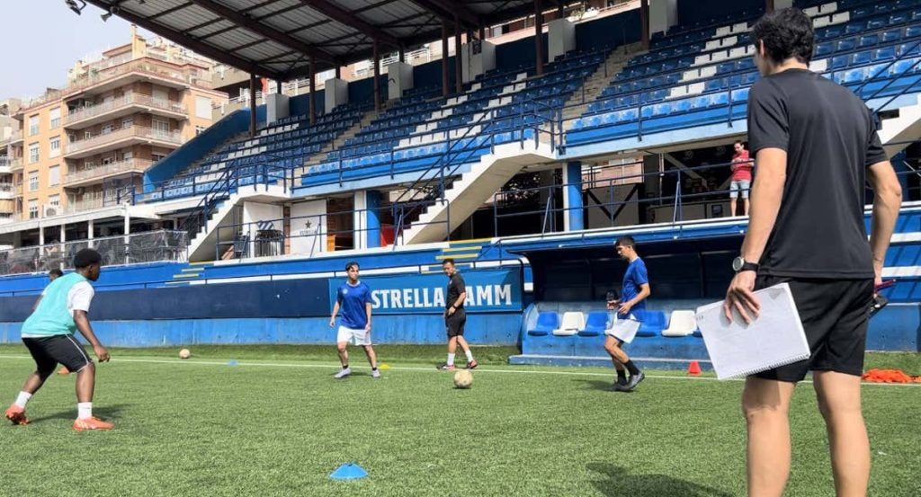 Dong Ren y Aitor Karanka siguen una de las pruebas del Inter Barcelona.