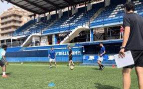 Dong Ren y Aitor Karanka siguen una de las pruebas del Inter Barcelona.