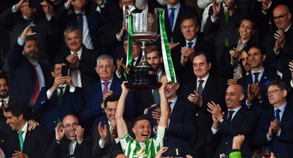 Joaquín levanta la última Copa del Rey ganada por el Betis en 2022.