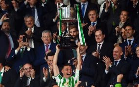 Joaquín levanta la última Copa del Rey ganada por el Betis en 2022.