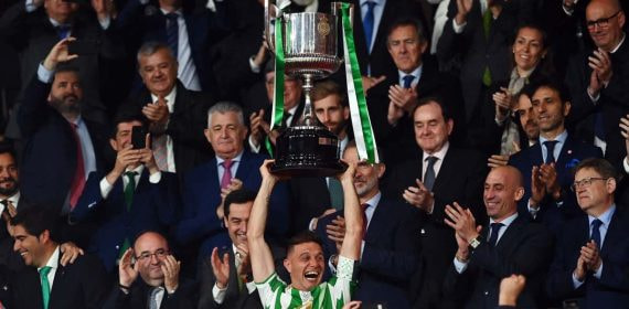 Joaquín levanta la última Copa del Rey ganada por el Betis en 2022.