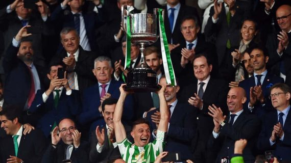 Joaquín levanta la última Copa del Rey ganada por el Betis en 2022.