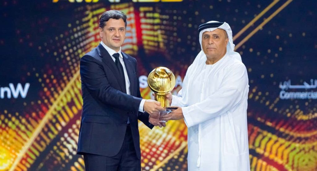 Juni Calafat, en 2022 en Catar, recibiendo un premio al mejor ojeador del año.