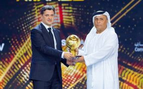 Juni Calafat, en 2022 en Catar, recibiendo un premio al mejor ojeador del año.