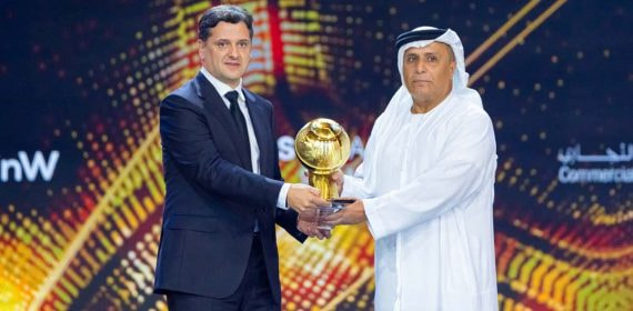 Juni Calafat, en 2022 en Catar, recibiendo un premio al mejor ojeador del año.