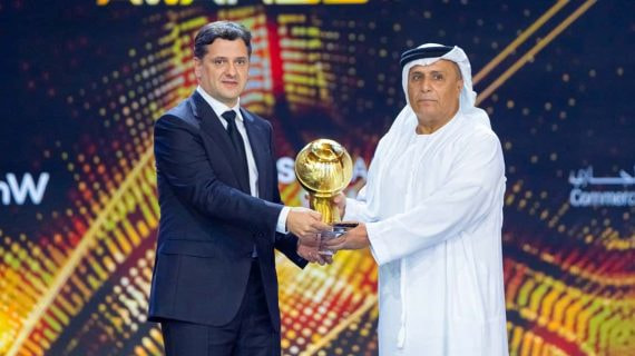 Juni Calafat, en 2022 en Catar, recibiendo un premio al mejor ojeador del año.