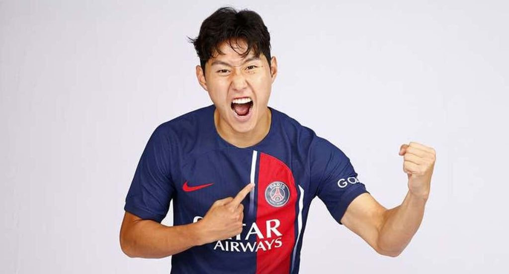 Kang-In Lee posa con la camiseta del PSG.