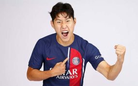 Kang-In Lee posa con la camiseta del PSG.