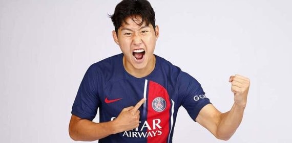 Kang-In Lee posa con la camiseta del PSG.